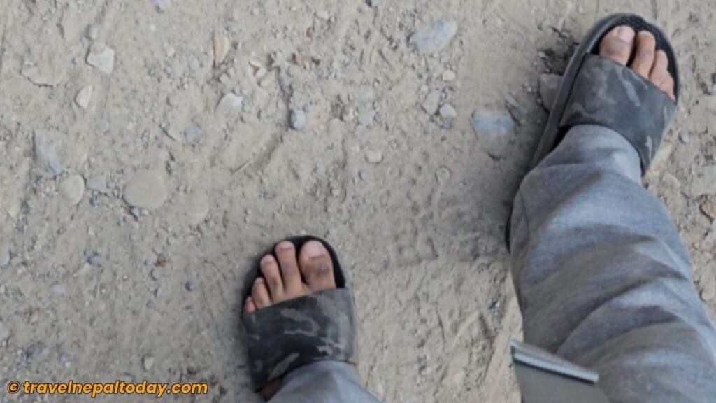 hiking in flip flop dolpa