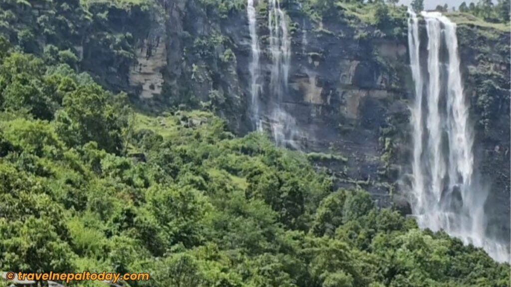 mailung waterfall view from the base