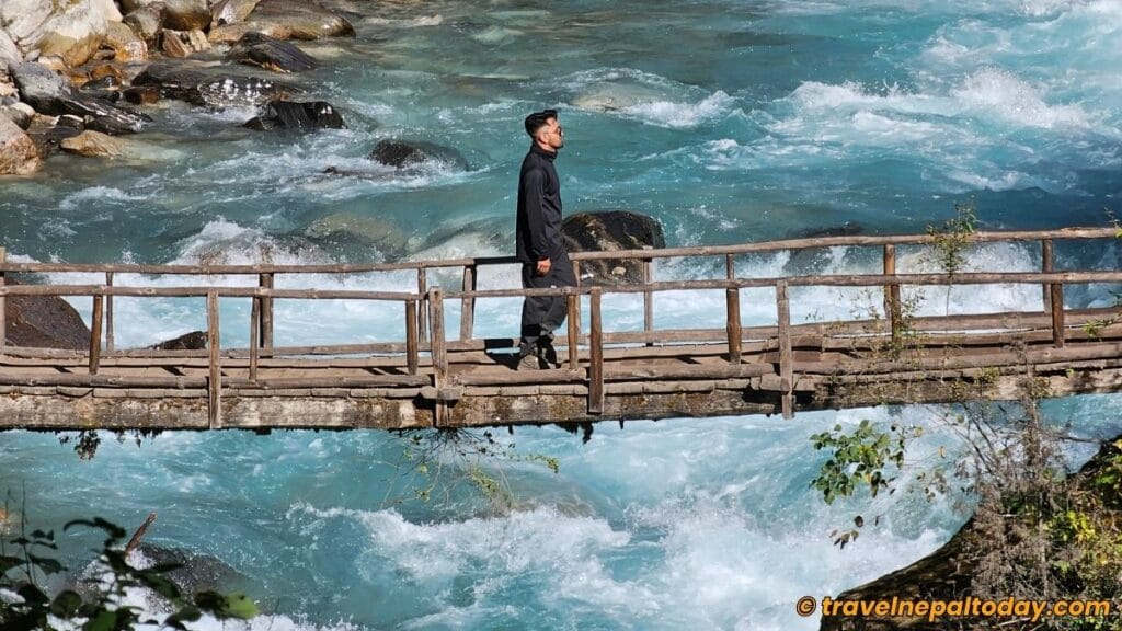 wooden bridge on the way to phoksundo