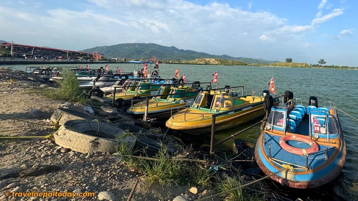 motorboats in bharat lake