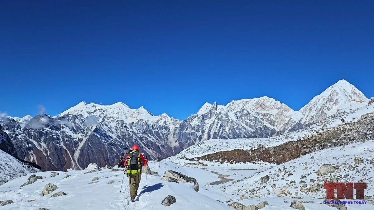 annapurna range seen from larke pass