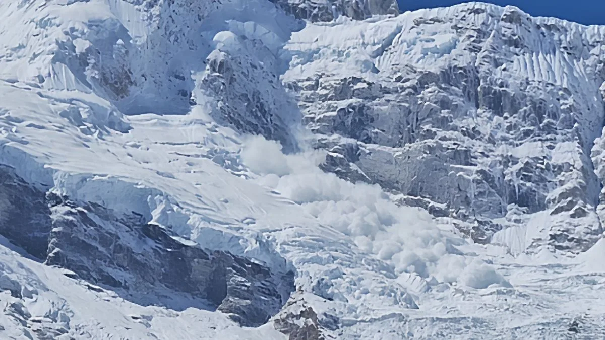 avalanche in manaslu