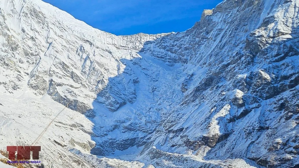 lirung glacier and its lateral moraine ridges